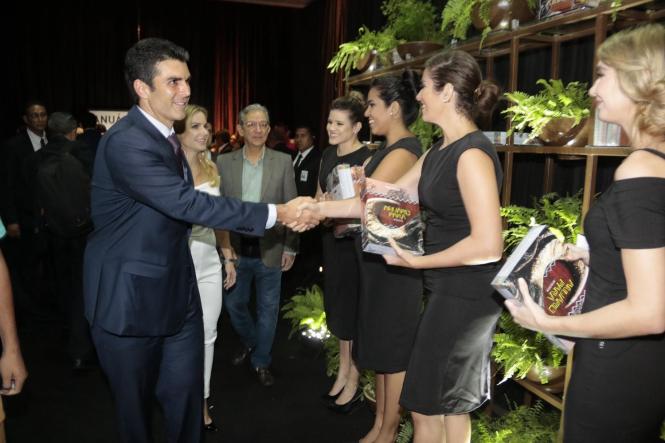 Durante a próxima missão do Programa Governo por Todo o Pará, que percorre Marabá e região entre os dias 2 e 5 de abril, será publicado o decreto permitindo a isenção de ICMS em 17% para a operação de ferro-gusa. A medida, que deve promover a abertura de 7 a 10 mil empregos imediatos, foi anunciada por Helder Barbalho durante o lançamento da 9ª edição do Anuário do Pará, na noite desta segunda-feira, 25, no teatro Maria Sylvia Nunes da Estação das Docas. 

FOTO: RICARDO AMANAJÁS / AGÊNCIA PARÁ
DATA: 26.03.2019
BELÉM - PARÁ <div class='credito_fotos'>Foto: Ricardo Amanajás / Ag. Pará   |   <a href='/midias/2019/originais/4bc2174b-f81a-49d1-a80f-6e61800ed880.jpg' download><i class='fa-solid fa-download'></i> Download</a></div>