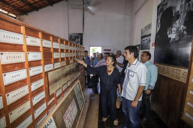 Depois de passar por Salvaterra e Soure, no Marajó, o governador Helder Barbalho foi até o município de Cachoeira do Arari, onde ocorria, neste domingo (20), a festividade de São Sebastião, considerado como o padroeiro dos vaqueiros do Marajó. No local, o governador visitou, acompanhado pelo prefeito Jaime Barbosa, secretários de Estado e deputados estaduais e federais, o Museu do Marajó, fechado para o público desde dezembro do ano passado por conta de problemas apontados pelo Corpo de Bombeiros. Lá, o chefe do Executivo Estadual assinou um protocolo de intenções com a prefeitura municipal e a presidência do Museu do Marajó, para viabilizar a adequação e recuperação do imóvel que abriga a instituição.

FOTO: MARCO SANTOS/AGÊNCIA PARÁ
DATA; 20.01.2019
CACHOEIRA DO ARARI - PARÁ <div class='credito_fotos'>Foto: Marco Santos / Ag. Pará   |   <a href='/midias/2019/originais/4bcde5c5-ec01-4ab4-960a-7df3989f9bb3.jpg' download><i class='fa-solid fa-download'></i> Download</a></div>
