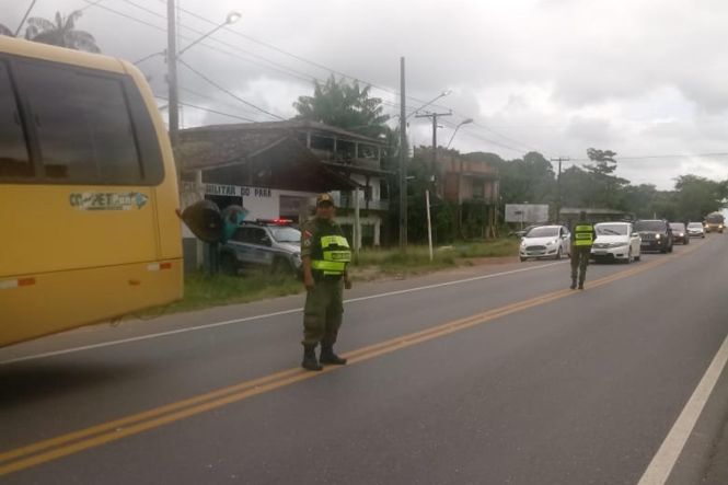 Mais de 5 mil abordagens em carros, motos, pessoas, ônibus, entre outros, foram realizadas por agentes de segurança pública durante a Operação Semana Santa, que aconteceu durante os dias 18 e 21 de abril em 32 municípios paraenses. A operação integrada foi coordenada pela Secretaria de Estado de Segurança Pública e Defesa Social do Pará (Segup).

FOTO: DIVULGAÇÃO
DATA: 23.04.2019
BELÉM - PARÁ <div class='credito_fotos'>Foto: Divulgação   |   <a href='/midias/2019/originais/4bf11ba6-a6f2-496e-b1b7-977439c4ac19.jpg' download><i class='fa-solid fa-download'></i> Download</a></div>