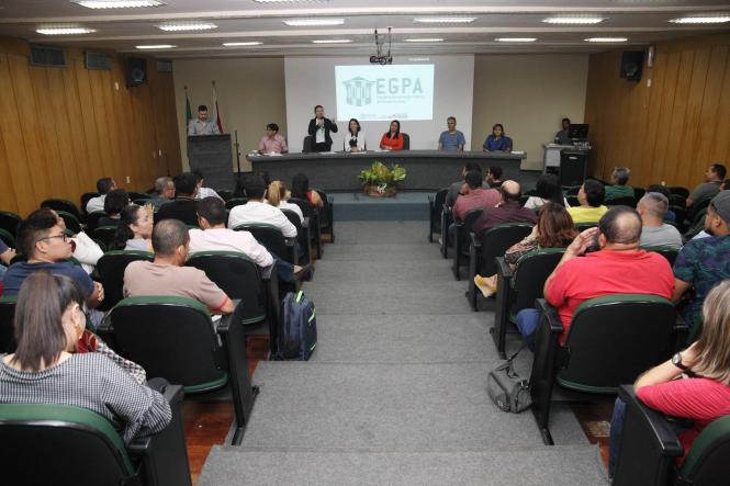 A Escola de Governança do Pará (EGPA) certificou, nesta sexta-feira (29), 114 servidores públicos municipais e estaduais pela participação em três cursos ofertados pelo órgão no período de 25 a 29 de março. A entrega dos documentos de conclusão da qualificação foi feita em cerimônia realizada na sede do órgão, em Belém.

FOTO: WAGNER SANTANA / AGÊNCIA PARÁ
DATA: 29.03.2019
BELÉM - PA <div class='credito_fotos'>Foto: Wagner Santana / Ag. Pará   |   <a href='/midias/2019/originais/4c0cf237-6798-49b5-8c3b-a8af4518df57.jpg' download><i class='fa-solid fa-download'></i> Download</a></div>