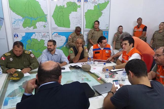 O inquérito aberto pela Polícia Civil (PC) para investigar o acidente na ponte Rio Moju aponta que a embarcação que colidiu com a estrutura não tinha licença para o transporte da carga. A informação foi confirmada pelo delegado geral da corporação, Alberto Teixeira, durante coletiva realizada na sede do Comando Geral do Corpo de Bombeiros na noite deste domingo (7). A reunião foi convocada pelo governador Helder Barbalho e pelo vice, Lúcio Vale, para discutir o andamento das diversas ações já iniciadas pela gestão estadual após o incidente, ocorrido por volta de 1h do último sábado (6).

FOTO: FERNANDO ARAÚJO / AGÊNCIA PARÁ
DATA: 08.04.2019
BELÉM - PA <div class='credito_fotos'>Foto: Fernando Araújo/Ag. Pará   |   <a href='/midias/2019/originais/4c2c4c5c-bdb4-428a-ac72-d9e8042afa5c.jpg' download><i class='fa-solid fa-download'></i> Download</a></div>