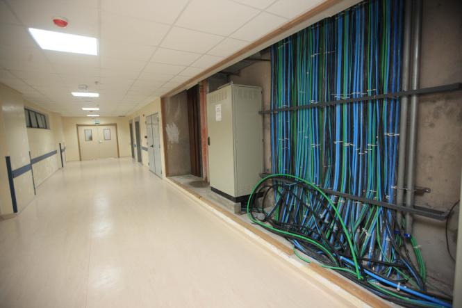 O Governador Helder barbalho realizou uma vistoria nas obras do Hospital Abelardo Santos (foto), em Icoaraci, na tarde desta quinta-feira (03). De acordo com Helder, após cinco anos de obras o que se constatou durante a visita é que há a necessidade de vários serviços que ainda precisam ser realizados. O Governador solicitou ainda à Auditoria Geral do Estado (AGE) uma revisão de mais de 170 milhões de reais em contratos que foram realizados para a construção do Hospítal. Segundo Helder Barbalho, pelo valor total dos contratos, o preço de construção de cada metro quadrado teria saído por mais de R$14,5 mil. “O metro quadrado mais caro do Brasil”, destacou Helder. Um segundo ponto que deve ser levado em conta, como explicou o governador à imprensa durante coletiva, é a contratação, por parte de governo anterior, de uma Organização Social (OS) para administrar o Abelardo Santos. “Esta OS já recebeu R$ 31 milhões de reais sem que o hospital esteja funcionando”. declarou o governador.

FOTO: THIAGO GOMES / AG. PARÁ
DATA: 03.01.2019
ICOARACI - PARÁ <div class='credito_fotos'>Foto: Thiago Gomes /Ag. Pará   |   <a href='/midias/2019/originais/4c40a2c6-c441-4c5c-8398-32380136940b.jpg' download><i class='fa-solid fa-download'></i> Download</a></div>