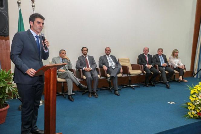 O governador Helder Barbalho deu posse (foto), hoje (02/01) ao secretário da Fazenda do Estado do Pará, René Sousa, em cerimônia realizada  no auditório do órgão central do Fisco em Belém. René de Oliveira e Sousa Júnior é mestre em Direito Público com Pós-Graduação em Economia na Universidade George Washington, de Washington, Estados Unidos.Tem graduação em Direito, Administração e Letras. Foi  auditor fiscal da Receita Estadual do Estado de Minas Gerais durante 32 anos, ingressado por concurso público, onde exerceu cargos como Subsecretário da Receita Estadual; Conselheiro no Conselho de Contribuintes do Estado de Minas Gerais e Assessor Especial do Secretário de Estado da Fazenda  de MG; superintendente da Receita Estadual; Superintendente Regional da Fazenda em Governador Valadares e Chefe da Administração Fazendária de Pouso Alegre, entre outros. Também atuou no Ministério da Fazenda, onde foi diretor de Programa na Secretaria Executiva, e Presidente da Comissão Técnica Permanente do ICMS–COTEPE. No Ministério do Desenvolvimento, Indústria e Comércio Exterior atuou como Gerente de Projeto e Secretário Executivo do Projeto “Fóruns de Competitividade”.

FOTO: MARCO SANTOS
DATA: 02.01.2019
BELÉM - PARÁ <div class='credito_fotos'>Foto: MARCO SANTOS   |   <a href='/midias/2019/originais/4c778bf0-48b7-45b1-8a25-fdce6e9b34fb.jpg' download><i class='fa-solid fa-download'></i> Download</a></div>