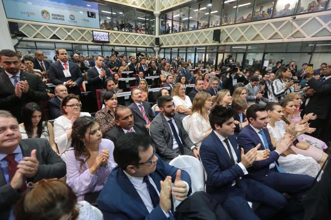 Helder Barbalho tomou posse como governador do estado do Pará para o quadriênio 2019-2022, ao lado do vice, Lúcio Vale. A sessão solene (foto) ocorreu na manhã desta terça-feira (1°), em Belém, no plenário Newton Miranda, da Assembleia Legislativa do Pará (Alepa), e contou com a participação de deputados estaduais e federais, prefeitos, vereadores, secretários escolhidos para compor o novo governo, bem como demais autoridades locais e lideranças dos mais diversos setores. Compuseram a mesa solene, a presidente em exercício da Alepa, a deputada estadual Cilene Couto, o Desembargador do Tribunal de Justiça do Estado do Pará, José Maria Teixeira do Rosário, o senador da República Jader Barbalho, a deputada federal Elcione Barbalho, o vice-prefeito de Belém, Orlando Reis, a presidente do Tribunal de Contas do Estado do Pará, conselheira Lourdes Lima, e o quarto secretário da mesa diretora da Alepa, deputado Soldado Tércio.

FOTO: MARCO SANTOS
DATA: 01.01.2019
BELÉM - PARÁ <div class='credito_fotos'>Foto: MARCO SANTOS   |   <a href='/midias/2019/originais/4c7c64dd-789b-4296-8b36-19d8cf6da6ea.jpg' download><i class='fa-solid fa-download'></i> Download</a></div>