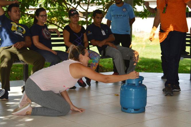 Colaboradores do Hospital Regional do Baixo Amazonas, em Santarém (PA), estão em treinamento para aprimorar técnicas de primeiros socorros, resgate de vítimas e combate a incêndio. O curso, voltado para os profissionais que fazem parte da Brigada de Incêndio da unidade, é de 40 horas e conta com aulas teóricas e práticas.

FOTO:  ASCOM / HRBA
DATA: 24.04.2019
SANTARÉM - PARÁ <div class='credito_fotos'>Foto: Ascom / HRBA   |   <a href='/midias/2019/originais/4ca11d7a-77ca-4a41-9584-5859c1ff113e.jpg' download><i class='fa-solid fa-download'></i> Download</a></div>