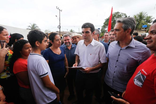 Seguindo a agenda do Governo por Todo o Pará, no oeste paraense, o governador Helder Barbalho reinaugurou, no início da tarde de sexta-feira (22), no município de Trairão, a Escola Estadual de Ensino Fundamental e Médio Deputado Everaldo Martins, que atende cerca de 950 estudantes. 

FOTO: JADER PAES / AG. PARÁ
DATA: 23.03.2019
TRAIRÃO - PARÁ <div class='credito_fotos'>Foto: JADER PAES / AGÊNCIA PA   |   <a href='/midias/2019/originais/4cbca772-1a7a-4fa4-9443-c6acb02c2aec.jpg' download><i class='fa-solid fa-download'></i> Download</a></div>