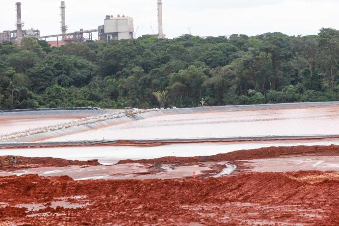 Equipes da Secretaria de Meio Ambiente e Sustentabilidade (Semas) vistoriaram, em Barcarena, a refinaria Alunorte - Alumina Norte do Brasil S.A, nesta sexta-feira (5). A visita técnica foi em caráter extraordinário após a forte chuva de ontem no município.

FOTO: FERNANDO ARAÚJO / AGÊNCIA PARÁ
DATA: 05.04.20189
BARCARENA - PARÁ <div class='credito_fotos'>Foto: Fernando Araújo/Ag. Pará   |   <a href='/midias/2019/originais/4cbf388a-7b0c-4ec0-8e7f-8e7bf203b14c.jpg' download><i class='fa-solid fa-download'></i> Download</a></div>