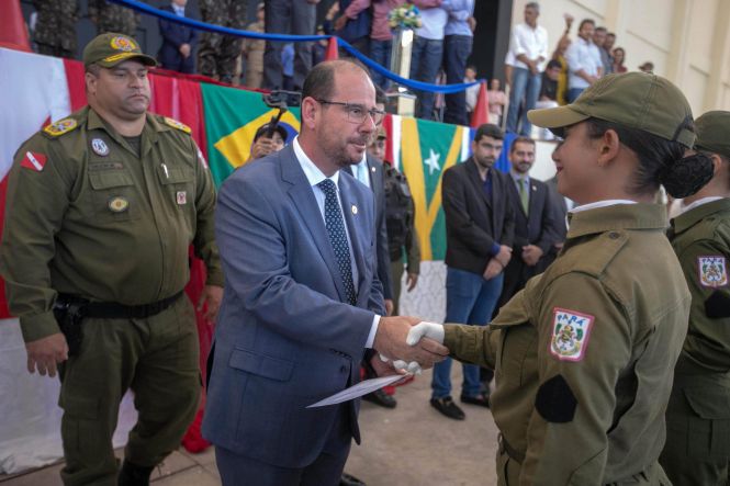 Durante dois dias, a cidade de Marabá, no Sudeste do Estado, esteve, mais uma vez, em destaque. A cidade sediou o I Encontro Regional de Educação e entregou a população 100 policiais militares, que a partir de hoje reforçarão a segurança do Estado. Nesta sexta-feira (03), no Centro de Convenções, ocorreu o encerramento do encontro e a solenidade de formatura dos novos soldados, que contou com a participação do governador do Estado, Helder Barbalho.

FOTO: MARCO SANTOS / AGÊNCIA PARÁ
DATA: 03.05.2019
BELÉM - PARÁ



 <div class='credito_fotos'>Foto: Marco Santos / Ag. Pará   |   <a href='/midias/2019/originais/4cd7cf06-856a-4eba-9a9b-571fc2ee9f68.jpg' download><i class='fa-solid fa-download'></i> Download</a></div>