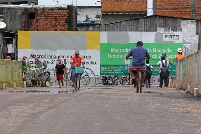 Mesmo com as obras em andamento, a população que vive às margens ou próximo ao Canal do Tucunduba já consegue perceber a melhoria na qualidade de vida. O projeto, que prevê a dragagem e revestimento total do canal, vai beneficiar milhares de moradores dos bairros do Guamá, Terra Firme, Canudos e Marco, em Belém.

FOTO: WAGNER SANTANA / AG. PARÁ
DATA: 13.02.2019
BELÉM - PARÁ <div class='credito_fotos'>Foto: Wagner Santana / Ag. Pará   |   <a href='/midias/2019/originais/4cda781b-141c-4e36-9f38-e0c063c1f041.jpg' download><i class='fa-solid fa-download'></i> Download</a></div>