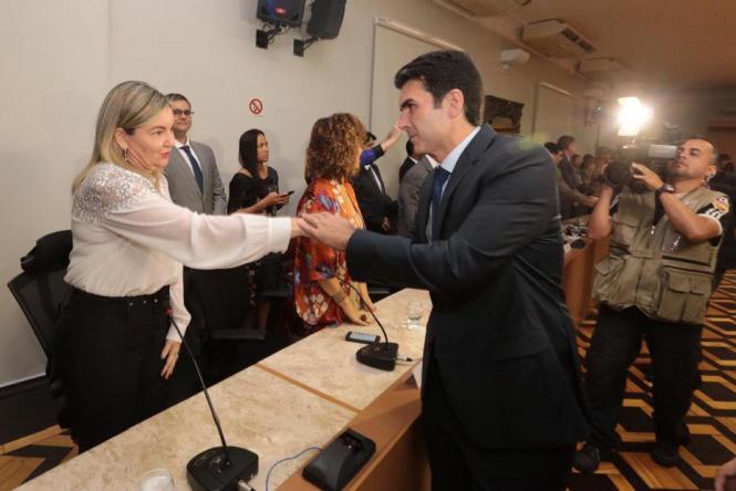 Na primeira manhã de trabalho do Governador Helder Barbalho, nesta quarta-feira (02), foi assinado ofício enviado ao Ministro da Justiça e Segurança Pública, Sérgio Fernando Moro, solicitando o emprego de 500 agentes da Força Nacional de Segurança Pública para imediato reforço do efetivo local e preservação da ordem pública. Helder ainda deu posse aos secretários, presidentes de instituições e diretores que fazem parte de sua equipe. Logo no inicio da manhã Helder Barbalho visitou as tropas da ação integrada da Secretaria de Estado de Segurança Pública (Segup) que leva o reforço da segurança para os bairros de Belém envolvendo cerca de 400 agentes. Durante a posse dos novos secretários (foto) o governador Helder Barbalho ressaltou a absoluta confiança nos nomeados cujas escolhas foram pautadas fundamentalmente por critérios técnicos e de acordo com a qualificação profissional de cada um deles. Para ele os critérios de escolha utilizados “permitirão um novo patamar de gestão ao Estado e que possamos o quanto antes fazer chegar à sociedade paraense as mudanças desejadas e reivindicadas por cada cidadão deste Estado”, comentou.

FOTO: MARCO SANTOS
DATA: 02.01.2019
BELÉM - PARÁ <div class='credito_fotos'>Foto: MARCO SANTOS   |   <a href='/midias/2019/originais/4ce88318-6f8c-4aa0-bb1d-68146083e2c5.jpg' download><i class='fa-solid fa-download'></i> Download</a></div>