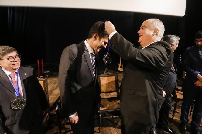 Não há como vencer os desafios relacionados à geração de emprego e renda em um Estado tão vasto sem uma forte parceria entre o ente público e o ente privado. Foi dessa forma que o governador Helder Barbalho destacou a importância da Associação Comercial do Pará (ACP), que comemorou nesta quinta-feira (11), a marca de 200 anos de existência, a segunda associação comercial mais antiga de todo o Brasil. A programação no Theatro da Paz reuniu empresários e autoridades para uma noite de muitas homenagens.

FOTO: MARCELO SEABRA / AGÊNCIA PARÁ
DATA: 12.04.2019
BELÉM - PA <div class='credito_fotos'>Foto: Marcelo Seabra / Ag. Pará   |   <a href='/midias/2019/originais/4d0ef1cb-c762-4501-b9e4-e73a9f11bc87.jpg' download><i class='fa-solid fa-download'></i> Download</a></div>