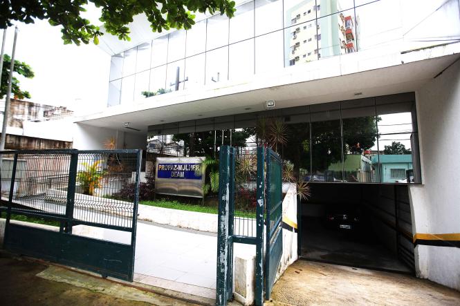 A Polícia Militar vai realizar, nesta sexta-feira (8) e no sábado (9), o II Encontro de Mulheres Policiais da PMPA. Na sexta, o evento será realizado, a partir das 9h, no auditório da Faculdade Ideal (Faci), na Rua dos Mundurucus, bairro Batista Campos. No sábado (9), a programação vai ocorrer, das 8h às 12h, na sede do Clube Cassazum, na Avenida Duque de Caxias, bairro do Marco.
 
FOTO: Maycon Nunes / AGÊNCIA PARÁ
DATA: 07.03.2019
BELÉM - PARÁ <div class='credito_fotos'>Foto: Maycon Nunes / Ag. Pará   |   <a href='/midias/2019/originais/4d459329-b134-43c8-b5d7-8ae33031a9f6.jpg' download><i class='fa-solid fa-download'></i> Download</a></div>