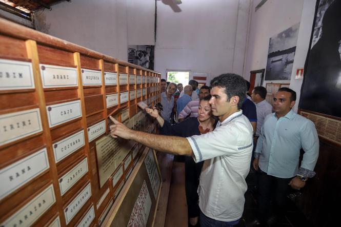 Depois de passar por Salvaterra e Soure, no Marajó, o governador Helder Barbalho foi até o município de Cachoeira do Arari, onde ocorria, neste domingo (20), a festividade de São Sebastião, considerado como o padroeiro dos vaqueiros do Marajó. No local, o governador visitou, acompanhado pelo prefeito Jaime Barbosa, secretários de Estado e deputados estaduais e federais, o Museu do Marajó, fechado para o público desde dezembro do ano passado por conta de problemas apontados pelo Corpo de Bombeiros. Lá, o chefe do Executivo Estadual assinou um protocolo de intenções com a prefeitura municipal e a presidência do Museu do Marajó, para viabilizar a adequação e recuperação do imóvel que abriga a instituição.

FOTO: MARCO SANTOS/AGÊNCIA PARÁ
DATA; 20.01.2019
CACHOEIRA DO ARARI - PARÁ <div class='credito_fotos'>Foto: Marco Santos / Ag. Pará   |   <a href='/midias/2019/originais/4d4d80c5-6330-4b7d-8c87-0ece5aa898e9.jpg' download><i class='fa-solid fa-download'></i> Download</a></div>