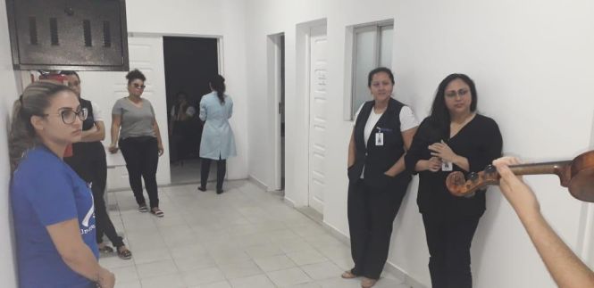 O Grupo de Trabalho de Humanização (GTH) do Hospital Jean Bitar (HJB), em Belém, antecipou a Páscoa para colaboradores, usuários, acompanhantes e visitantes, ao surpreender a todos que circulavam no ambiente, durante todo o dia de ontem (18), com apresentação musical do violonista Mauro Coutinho, na área de Recepção. <div class='credito_fotos'>Foto: ASCOM HJB   |   <a href='/midias/2019/originais/4d65f1f1-5488-457e-812e-ae65b7fa4335.jpg' download><i class='fa-solid fa-download'></i> Download</a></div>