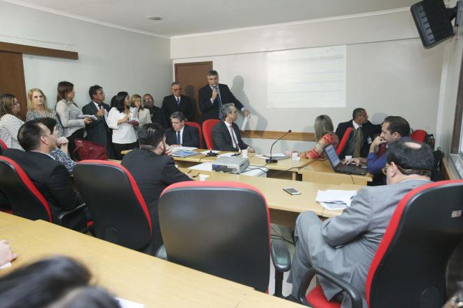 A Secretaria de Estado de Planejamento e Administração (Seplan) e a Secretaria de Estado da Fazenda (Sefa) apresentaram, em audiência pública realizada na tarde desta terça-feira (19), o balanço das despesas e receitas do Estado, no que se refere às metas fiscais do 3º quadrimestre de 2018. Os números foram apresentados no plenário da Comissão de Fiscalização Financeira e Orçamentária da Assembleia Legislativa do Estado do Pará (Alepa). Dentre os indicadores apontados, percebeu-se que, no período analisado, a receita corrente líquida do Estado apresentou um aumento de 25%, enquanto as despesas de custeio tiveram aumento 50%, gerando um déficit fiscal para o Estado.

FOTO: JADER PAES / AGÊNCIA PARÁ
DATA: 19.02.2019
BELÉM - PA <div class='credito_fotos'>Foto: JADER PAES / AGÊNCIA PA   |   <a href='/midias/2019/originais/4d6e651c-bb15-406f-8320-6bd92e7e27af.jpg' download><i class='fa-solid fa-download'></i> Download</a></div>