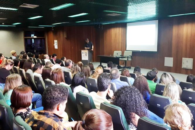 A Fundação Centro e Hemoterapia e Hematologia do Pará (Hemopa) realizou, nesta quinta-feira (17), uma palestra alusiva ao “Janeiro Roxo – Todos Contra a Hanseníase”. A doença é descrita como inaptidão definitiva para a doação de sangue, segundo a Portaria de Consolidação nº 5, do Ministério da Saúde.

FOTO: ASCOM HEMOPA
DATA: 17.01.2019
BELÉM - PARÁ <div class='credito_fotos'>Foto: Ascom Hemopa   |   <a href='/midias/2019/originais/4d8b355e-39d3-4929-bdcf-58678d88c536.jpg' download><i class='fa-solid fa-download'></i> Download</a></div>