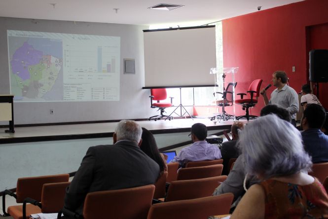 A última das quatro consultas públicas destinadas ao diagnóstico das macrorregiões hidrográficas do estado do Pará, visando à elaboração do Plano Estadual de Recursos Hídricos (PERH), ocorreu na manhã desta sexta-feira (10), na Universidade Federal do Pará (UFPA), em Belém. A consulta atendeu 66 municípios presentes nas regiões hidrográficas da Costa Atlântica Nordeste e Portel-Marajó. Depois dessa última consulta pública, da primeira rodada, novas devem ocorrer no segundo semestre focando os prognósticos.

FOTO: ASCOM / SEMAS
DATA: 10.05.2019
BELÉM - PARÁ <div class='credito_fotos'>Foto: ASCOM / SEMAS   |   <a href='/midias/2019/originais/4da6b443-3be2-4d60-94ad-8e2932d8e06f.jpg' download><i class='fa-solid fa-download'></i> Download</a></div>