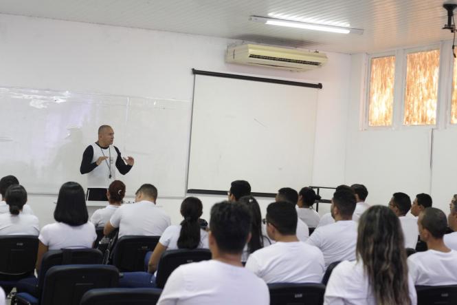 Cerca de 500 candidatos começaram as aulas na manhã desta segunda-feira, (11), para o curso de formação profissional de agente prisional, do concurso C-199 da Superintendência do Sistema Penitenciário do Estado (Susipe). O curso acontece no Instituto de Ensino de Segurança do Pará (IESP), em Marituba. No total, 498 candidatos classificados estão divididos em 14 turmas. 

FOTO: ASCOM / SUSIPE
DATA: 11.03.2019
BELÉM - PA <div class='credito_fotos'>Foto: ASCOM / SUSIPE   |   <a href='/midias/2019/originais/4db69a95-a22d-4bce-9267-d353ef3316fa.jpg' download><i class='fa-solid fa-download'></i> Download</a></div>