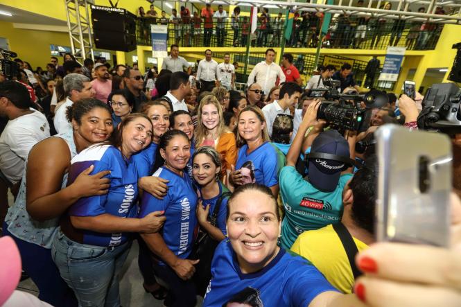 Seguindo agenda do programa "Governo por todo o Pará", o governador Helder Barbalho esteve, na manhã desta quarta-feira (3), em Parauapebas, distante cerca de 120 quilômetros de Marabá, atual sede administrativa do Estado. Ele participou da Ação de Cidadania promovida pelo ParáPaz, na Escola Municipal Nelson Mandela, no bairro Tropical, e visitou obras do Estado que estão em andamento no município, como a nova sede do ParáPaz e a Escola Estadual Irmã Dulce.

FOTO MARCO SANTOS / AGENCIA PARA
DATA 03.04.2019
PARAUAPEBAS - PARA <div class='credito_fotos'>Foto: Marco Santos / Ag. Pará   |   <a href='/midias/2019/originais/4e17efbe-f803-4f80-b0cd-e01a125f36e7.jpg' download><i class='fa-solid fa-download'></i> Download</a></div>