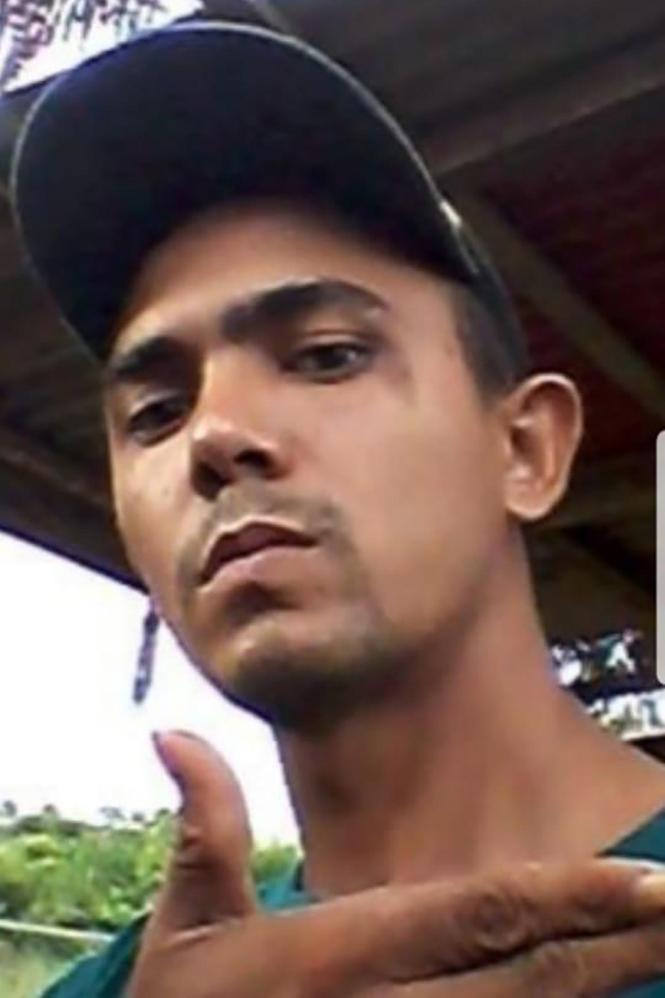 A Polícia Civil do Pará prendeu nesta terça-feira (26), em cumprimento a mandado de prisão temporária, o fazendeiro Fernando Ferreira Rosa Filho, 43 anos, identificado por uma força-tarefa policial como mandante de seis homicídios ocorridos na zona rural do município de Baião, no nordeste paraense. Fernando Filho é dono da fazenda onde três funcionários foram mortos – o casal de caseiros e um tratorista - e tiveram os corpos queimados. A fazenda fica a 14 quilômetros do assentamento Salvador Allende, onde foram mortos o maranhense Claudionor Amaro Costa da Silva, 43 anos; sua esposa, Dilma Ferreira Silva, 45 anos, e Milton Lopes, 38 anos, no início da madrugada do último dia 22.
Na fto Alan Alves - Foragido

FOTO: ASCOM / POLÍCIA CIVIL
DATA: 26.03.2019
BAIÃO - PARÁ <div class='credito_fotos'>Foto: Ascom / Polícia Civil   |   <a href='/midias/2019/originais/4e55286c-81d6-454a-9fd3-02b4057e05e3.jpg' download><i class='fa-solid fa-download'></i> Download</a></div>