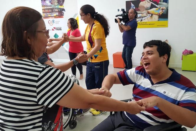 Superar as limitações, sentir mais leveza e elevar a autoestima. Esses foram alguns sentimentos vivenciados por dezenas de Pessoas com Deficiência (PcD), durante a atividade de dança oferecida pelo Centro Integrado de Inclusão e Reabilitação (CIIR) na tarde desta quarta-feira (30). A programação foi realizada pela equipe de “Arte & Cultura” em adesão ao “Janeiro Branco”, que tem a finalidade de alertar a população sobre a importância da manutenção e condições da saúde mental.

FOTO: ASCOM CIIR
DATA: 31.01.2019
BELÉM - PARÁ
 <div class='credito_fotos'>Foto: ASCOM CIIR   |   <a href='/midias/2019/originais/4e60ddff-6367-42b0-a027-d39d5114749b.jpg' download><i class='fa-solid fa-download'></i> Download</a></div>