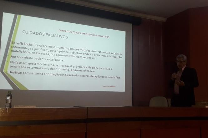 A medicina paliativa encara a morte como um evento natural da vida, algo que não deve ser apressado e nem prolongado artificialmente. Por isso, para suscitar debates sobre esse princípio da filosofia paliativista, o Hospital Ophir Loyola iniciou, nesta quinta-feira (14), o simpósio “Morte Digna: A Perspectiva dos Cuidados Paliativos Oncológicos”, reunindo profissionais e acadêmicos de diversas áreas da saúde, no auditório Luiz Geolás.

FOTO: ASCOM / OPHIR LOYOLA
DATA: 14.02.2019
BELÉM -PARÁ <div class='credito_fotos'>Foto:  Ascom / Ophir Loyola   |   <a href='/midias/2019/originais/4e61ae15-3fb5-4120-9d79-fe359488b596.jpg' download><i class='fa-solid fa-download'></i> Download</a></div>