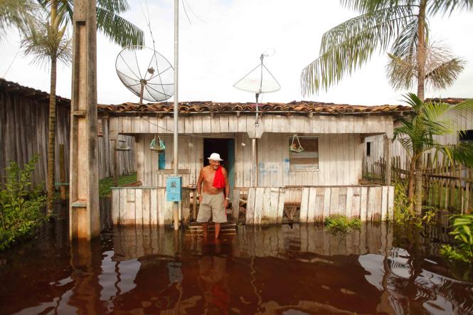A Defesa Civil do Estado já está no município de São Domingos do Capim, no nordeste do Pará, que foi atingido por forte alagamento desde a última quinta-feira (21). 

FOTO: MAYCON NUNES / AGÊNCIA PARÁ
DATA: 23.03.2019
SÃO DOMINGOS DO CAPIM - PARÁ <div class='credito_fotos'>Foto: Maycon Nunes / Ag. Pará   |   <a href='/midias/2019/originais/4e7dd45d-78b3-4858-bf9c-2668f3493644.jpg' download><i class='fa-solid fa-download'></i> Download</a></div>
