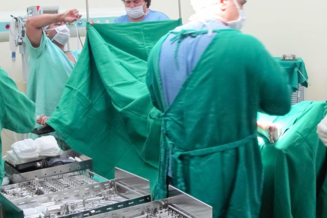 Uma cirurgia de alta complexidade e rara foi realizada pela equipe do Hospital Regional Público do Marajó (HRPM), em Breves, evitou o processo de amputação da perna de uma garota de apenas oito anos, que sofreu queda de uma árvore e provocou fratura externa da tíbia (mais conhecido como osso da canela) que exigiu a realização do procedimento de “rotação de retalhos de pele e subcutâneo vascularizados”, que devolveu a menina a chance de voltar a caminhar.

FOTO: DIVULGAÇÃO
DATA: 18.03.2019
BREVES - PA <div class='credito_fotos'>Foto: Divulgação   |   <a href='/midias/2019/originais/4e909261-7619-4c8b-9eae-c0856ea08cce.jpg' download><i class='fa-solid fa-download'></i> Download</a></div>