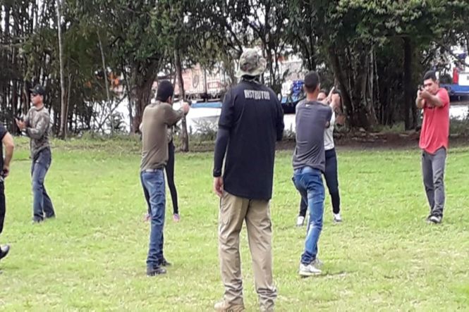 Com o intuito de ampliar e atualizar os servidores do Centro Integrado de Operações (Ciop), a Secretaria de Segurança Pública e Defesa Social (Segup), por meio do Ciop, realizou o curso denominado “Capacitação em Conduta Policial Militar Defensiva (CCPMD) – Módulo Promotor”, organizado com metodologia teórico-prática, em parceria com a Polícia Militar do Pará (PMPA).

FOTO: ASCOM / CIOP
DATA: 18.04.2019
BELÉM - PARÁ <div class='credito_fotos'>Foto: ASCOM / CIOP   |   <a href='/midias/2019/originais/4e9d4d71-9e7d-4945-8251-a2b131e4f86d.jpg' download><i class='fa-solid fa-download'></i> Download</a></div>