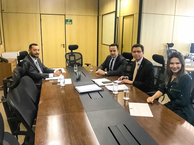 Iniciar tratativas no sentido de viabilizar a conversão de bens do tráfico de drogas em investimento nas políticas públicas de combate à prática criminosa foi a pauta da reunião técnica entre a Secretaria de Justiça e Direitos Humanos e o Ministério da Justiça e Segurança pública, nesta quarta-feira, 20, em Brasília.   

FOTO: ASCOM / SEJUDH
DATA: 21.02.2019 <div class='credito_fotos'>Foto: ASCOM / SEJUDH   |   <a href='/midias/2019/originais/4eac1e5e-05f8-4da3-980f-d59c9f8ad405.jpg' download><i class='fa-solid fa-download'></i> Download</a></div>