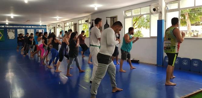 Um grupo de mais de 40 agentes penitenciários da Superintendência do Sistema Penitenciário do Estado (Susipe) participou, nesta quarta-feira (3), de uma oficina de defesa pessoal “Krav Maga”. A iniciativa é da Coordenadoria de Assistência e Valorização do Servidor (Cavs), com o objetivo de preparar os servidores para situações de crises nas unidades penais.
FOTO: ASCOM / SUSIPE
DATA: 03.04.2019
BELÉM - PARÁ <div class='credito_fotos'>Foto: ASCOM SUSIPE   |   <a href='/midias/2019/originais/4ebd03e0-020e-49d0-b4f4-72ce316e85fb.jpg' download><i class='fa-solid fa-download'></i> Download</a></div>
