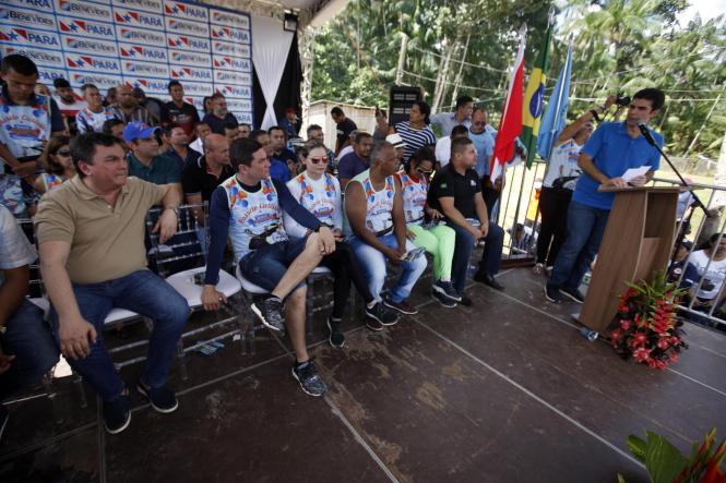 Governador participa da entrega de obra na comunidade de Taiassuí em Benevides.

FOTO: MARCELO SEABRA / AGÊNCIA PARÁ
DATA: 23.02.2019
BENEVIDES - PARÁ <div class='credito_fotos'>Foto: Marcelo Seabra / Ag. Pará   |   <a href='/midias/2019/originais/4ec5a023-f904-422d-b5e9-ba42f7ac2446.jpg' download><i class='fa-solid fa-download'></i> Download</a></div>