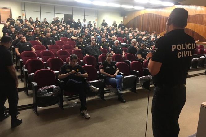 A Polícia Civil do Pará participa, nesta terça-feira (28), da operação Cronos II, ação policial deflagrada em 21 estados e no Distrito Federal para cumprir mandados judiciais de prisão de envolvidos em homicídios.

FOTO: ASCOM / POLICIA CIVIL
DATA: 29.05.2019
BELÉM - PARÁ <div class='credito_fotos'>Foto: Ascom / Policia Civil   |   <a href='/midias/2019/originais/4eca2ca0-e1f2-4cfc-bbe5-2df3ccb8dfa5.jpg' download><i class='fa-solid fa-download'></i> Download</a></div>