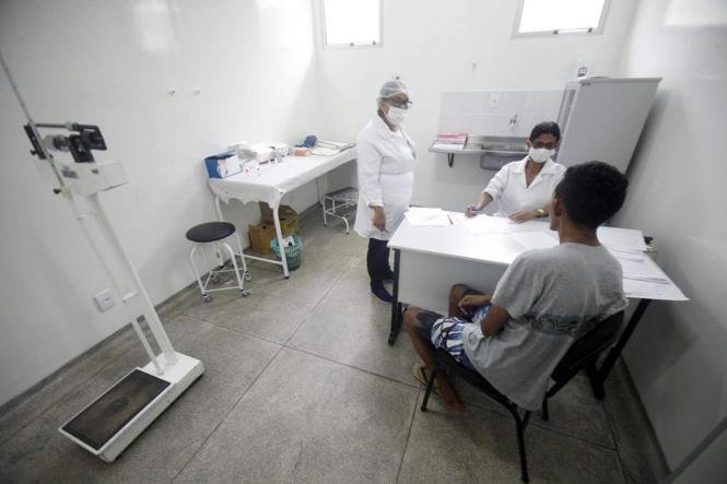 Na manhã desta quinta-feira (21), na Unidade Básica de Saúde do Complexo de Santa Izabel (Região Metropolitana de Belém), técnicos de enfermagem e enfermeiros das 10 unidades prisionais do Complexo participaram de um treinamento para construção do fluxo de entrada de presos portadores de Doenças Sexualmente Transmissíveis (DSTs), incluindo HIV. Esse fluxo facilita a logística e o deslocamento dos presos para receber o atendimento necessário. A equipe técnica da Superintendência do Sistema Penitenciário (Susipe) recebeu orientações sobre os procedimentos iniciais no atendimento aos internos diagnosticados com o vírus HIV.

FOTO: ASCOM / SUSIPE
DATA: 21.03.2019
BELÉM - PA <div class='credito_fotos'>Foto: ASCOM / SUSIPE   |   <a href='/midias/2019/originais/4ed2335d-9432-468e-88aa-4dd589eae720.jpg' download><i class='fa-solid fa-download'></i> Download</a></div>