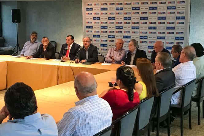 O secretário de Transportes do Estado, Pádua Andrade, esteve reunido nesta terça-feira, 12, com representantes do setor produtivo paraense na sede da Federação das Indústrias do Estado do Pará (Fiepa). O encontro, que reuniu empresários de vários segmentos da indústria, teve a frente o vice-presidente da Fiepa, José Maria Mendonça. Também estiveram presentes, Lutfala Bitar, presidente da Companhia de Desenvolvimento Econômico (Codec), Eduardo Ribeiro, coordenador do Núcleo de Gerenciamento do Transporte Metropolitano (NGTM), João Bosco Lobo, secretário-adjunto da Setran, empresários de vários segmentos dos distritos industriais de Icoaraci, Ananindeua, Marabá e Barcarena, representantes da Universidade Federal do Pará (UFPA) e da Superintendência do Desenvolvimento da Amazônia (Sudam), entre outros.  

FOTO: DIVULGAÇÃO
DATA: 12.03.2019
BELÉM - PA <div class='credito_fotos'>Foto: Divulgação   |   <a href='/midias/2019/originais/4ed2620e-4a0c-4bbb-8524-85de08cf0c29.jpg' download><i class='fa-solid fa-download'></i> Download</a></div>