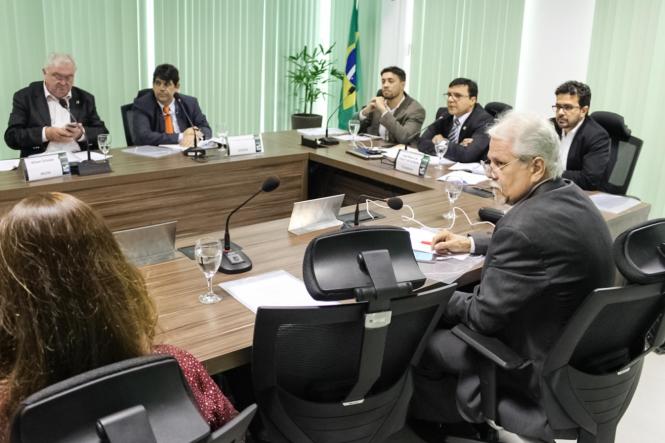 A edição extra do Diário Oficial do Estado, desta sexta-feira (12), publica a Resolução nº 146, de 11 de Abril de 2019 do Conselho Estadual de Meio Ambiente (Coema). O texto dispõe sobre o licenciamento emergencial em ações de restabelecimento de serviços essenciais em casos de calamidade pública e situação de emergência. As ações, que envolvem obras de infraestrutura e civis, para a recuperação de direitos básicos dos paraenses, facilitarão o andamento das obras emergenciais necessárias após o desabamento da ponte do rio Moju.

FOTO: ASCOM / SEMAS
DATA: 12.04.2019
BELÉM - PA <div class='credito_fotos'>Foto: ASCOM / SEMAS   |   <a href='/midias/2019/originais/4ed4386e-f6cf-4bf7-8899-8e92d9cc131f.jpg' download><i class='fa-solid fa-download'></i> Download</a></div>