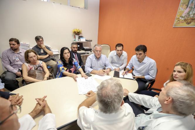 O governador do Estado e a primeira dama, Helder e Daniela Barbalho, consideraram inadequada e grave a situação estrutural e de atendimento do Hospital Ophir Loyola, durante visita na manhã desta terça-feira (12). A unidade de saúde é um centro de alta complexidade em oncologia no Pará e referência em neurocirurgia, nefrologia e transplantes. O hospital que realiza uma média de 3.500 atendimentos e de 325 internações mensais. Segundo Helder, que fez questão de estar presente para observar, ouvir e saber da realidade dos serviços de saúde para aqueles que necessitam do tratamento de combate ao câncer junto com seus familiares, a situação é dramática e inaceitável.

FOTO: MARCO SANTOS / AG. PARÁ
DATA: 12.02.2019
BELÉM - PARÁ <div class='credito_fotos'>Foto: Marco Santos / Ag. Pará   |   <a href='/midias/2019/originais/4edf0cc8-cfdc-4a5e-af70-fba29b164fb9.jpg' download><i class='fa-solid fa-download'></i> Download</a></div>