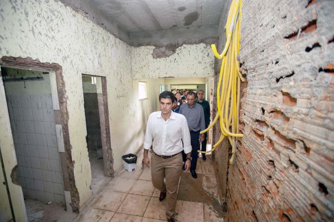 Na manhã desta terça-feira (30), o governador do Estado do Pará, Helder Barbalho, esteve no município de Ponta de Pedras, no Marajó, para participar da programação de aniversário dos 141 anos do município. Durante a visita, foi inaugurada a revitalização e ampliação do Mercado Municipal, foi assinado o convênio para a reforma e ampliação do hospital Municipal que tem o valor total de R$1.247.628,28 e o chefe do poder e executivo e outras autoridades receberam o título de cidadão Ponta Pedrense pelos serviços prestados ao município.

FOTO: MARCO SANTOS / AGÊNCIA PARÁ
DATA: 30.04.2019
PONTA DE PEDRAS - PARÁ <div class='credito_fotos'>Foto: Marco Santos / Ag. Pará   |   <a href='/midias/2019/originais/4f927967-5ad2-46c2-8c4f-a0a381187c97.jpg' download><i class='fa-solid fa-download'></i> Download</a></div>