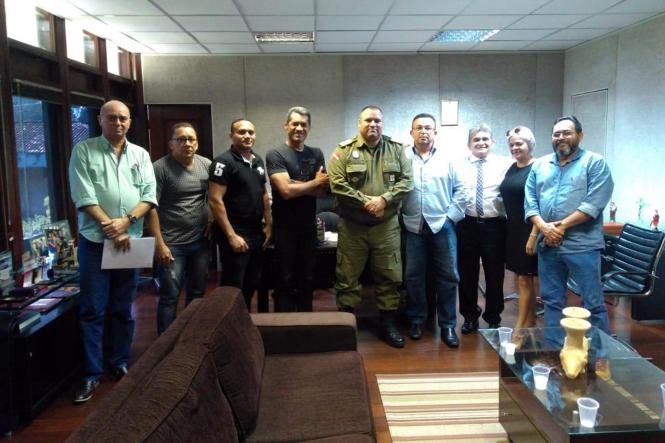 O Porto da Foz do Rio Camará, em Salvaterra, na Ilha do Marajó, ganhará um ponto de policiamento fixo. A decisão foi anunciada nesta terça-feira (5), durante reunião entre o comandante geral da Polícia Militar, Cel. Dilson Júnior, e o diretor de normatização e fiscalização da Agência de Regulação e Controle de Serviços Públicos do Estado do Pará (Arcon), Ivan Bernaldo da Silva.

FOTO: ASCOM PM
DATA: 05.02.2019
BELÉM - PARÁ <div class='credito_fotos'>Foto: ASCOM / PMPA   |   <a href='/midias/2019/originais/4fa79470-cdde-498c-a62f-1419f4b186be.jpg' download><i class='fa-solid fa-download'></i> Download</a></div>