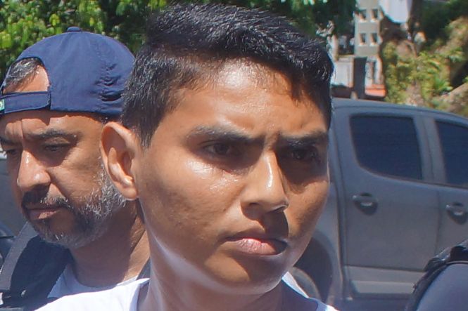 O Sistema de Segurança Pública do Pará divulgou na tarde desta sexta-feira (24), em entrevista coletiva em Belém, que as investigações realizadas pela Polícia Civil já desvendaram as 11 mortes ocorridas no bairro do Guamá, no último domingo (19). Oito pessoas estão envolvidas no crime, entre elas quatro policiais militares. Um dos militares foi preso hoje durante a Operação Kratos (na mitologia grega, um semideus que personifica a força e o poder), deflagrada pela Polícia Civil em parceria com a Polícia Militar, para cumprir mandados de prisão decretados pela Justiça. No final da tarde, outro policial militar acusado de envolvimento no crime se entregou na sede da Delegacia-Geral, em Belém.

FOTO: ASCOM / POLÍCIA CIVIL
DATA: 24.05.2019
BELÉM - PARÁ <div class='credito_fotos'>Foto: Ascom / Policia Civil   |   <a href='/midias/2019/originais/4fcfc0f6-3f70-4c1e-9af3-20194449aebd.jpg' download><i class='fa-solid fa-download'></i> Download</a></div>