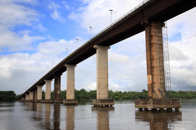 A Secretaria de Estado de Transportes (Setran) iniciou, nesta quarta-feira (6), a manutenção preventiva da ponte Rio Guamá, situada na Alça Viária (PA-483). A estrutura é a última do complexo de quatro de pontes no sentido Moju-Belém, capital do estado do Pará.

FOTO: MAYCON NUNES / AG. PARÁ
DATA: 06.02.2019
MOJU - PARÁ <div class='credito_fotos'>Foto: Maycon Nunes / Ag. Pará   |   <a href='/midias/2019/originais/4fdd1a86-3ba6-4c8e-89cf-43f30cf12be9.jpg' download><i class='fa-solid fa-download'></i> Download</a></div>