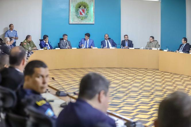 O general Guilherme Theophilo, titular da Secretaria Nacional de Segurança Pública (Senasp), desembarcou hoje ao Pará e apresentou ao governador Helder Barbalho e representantes dos órgãos do Sistema de Segurança Pública (SISP) o Programa Nacional de Enfrentamento à Criminalidade Violenta, que terá início nos próximos meses e, assim como ocorre no planejamento do governo do Pará, o programa federal também une o uso das forças policiais com ações de governo que efetivamente atuem no prevenção à criminalidade. A reunião teve ainda a participação de representantes dos poderes legislativos estadual e federal, e da Prefeitura de Ananindeua, um dos 7 municípios escolhidos pelo Governo Federal para receber o programa nacional.

FOTO: MARCO SANTOS / AGÊNCIA PARÁ
DATA: 07.03.2019
BELÉM - PA <div class='credito_fotos'>Foto: Marco Santos / Ag. Pará   |   <a href='/midias/2019/originais/5018748c-bad9-447d-8258-3cdac7f40fcb.jpg' download><i class='fa-solid fa-download'></i> Download</a></div>