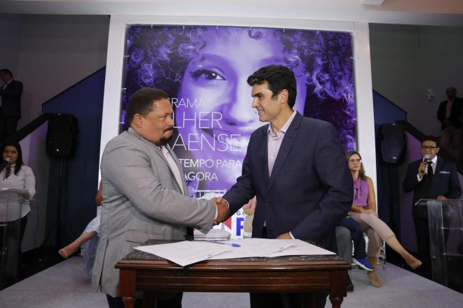 As mulheres paraenses contarão, durante todo o mês de março, com uma vasta programação promovida pelo Governo do Estado, voltada especificamente para elas. O programa “Mulher Paraense”, que reúne 85 iniciativas de órgãos estaduais em todas as regiões do Pará, pretende oferecer mais de sete mil atendimentos nas diferentes áreas de interesse do público feminino, como saúde, educação, oferta de crédito, empreendedorismo e garantia de direitos. O conjunto de ações integradas foi apresentado pelo governador do Estado, Helder Barbalho, no Palácio do Governo, na noite de sexta-feira (8), quando se comemorou o Dia Internacional da Mulher.

FOTO: MARCELO SEABRA / AGÊNCIA PARÁ
DATA: 09.03.2019
BELÉM - PARÁ <div class='credito_fotos'>Foto: Marcelo Seabra / Ag. Pará   |   <a href='/midias/2019/originais/50335cae-21fe-4e13-bf46-b709da0d4f71.jpg' download><i class='fa-solid fa-download'></i> Download</a></div>