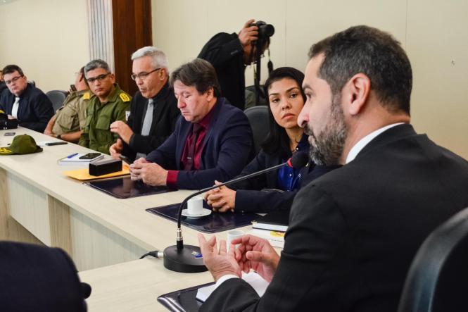 Os gestores dos órgãos integrados de segurança pública apresentaram na tarde desta quarta-feira (13), na Assembleia Legislativa do Pará (Alepa), as ações dos dois primeiros meses do Governo Helder Barbalho na área de segurança pública, que neste período já resultaram na redução de crimes violentos no Pará. O titular da Segup, Ualame Machado, apresentou os números aos deputados Toni Cunha, presidente da Comissão de Segurança, e Delegado Caveira, vice-presidente; e aos demais membros, deputados Nilton Neves, Miro Sanova, Michele Begot, Paula Gomes; o deputado Francisco Melo Filho (Chicão), líder do governo na Alepa, e o deputado convidado Eliel Faustino.

FOTO: ELIELSON MODESTO / ASCOM SEGUP
DATA: 13.03.2019
BELÉM - PA <div class='credito_fotos'>Foto: Elielson Modesto / Ascom Segup   |   <a href='/midias/2019/originais/5043e38d-1006-4c63-89b3-f4a591f54389.jpg' download><i class='fa-solid fa-download'></i> Download</a></div>