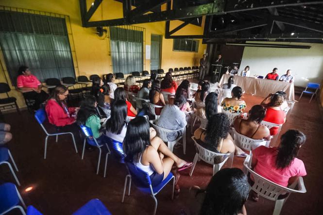 Um grupo de 80 internos do Centro de Recuperação Feminino e da Central de Triagem Metropolitana II de Ananindeua participaram, na manhã desta quarta-feira (17), da certificação do curso de Operador de Computador, promovido pelo Serviço Nacional de Aprendizagem Industrial (Senai), em parceria com a Superintendência do Sistema Penitenciário do Estado (Susipe).

FOTO: ASCOM / SUSIPE
DATA: 17.04.2019
BELÉM -PARÁ <div class='credito_fotos'>Foto: ASCOM / SUSIPE   |   <a href='/midias/2019/originais/5086a774-4cd0-4171-af89-350a5d5b9081.jpg' download><i class='fa-solid fa-download'></i> Download</a></div>