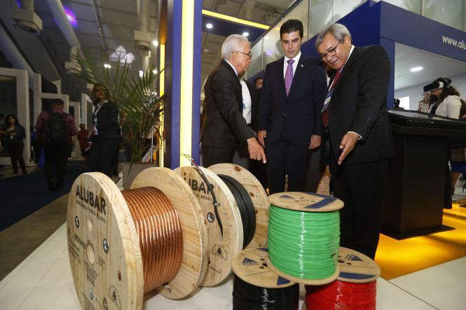 Homenageado com a medalha do Mérito Industrial Simão Miguel Bitar durante a abertura da 14ª edição da Feira da Indústria do Pará (Fipa), nesta quarta-feira (15), no Hangar - Centro de Convenções, o governador Helder Barbalho anunciou, à ocasião, ações que devem modificar o cenário econômico do Estado a longo prazo. 

FOTO: MARCELO SEABRA/ AG. PARÁ
DATA: 15.05.2019
BELÉM - PARÁ <div class='credito_fotos'>Foto: Marcelo Seabra / Ag. Pará   |   <a href='/midias/2019/originais/508c8072-4fd3-4aeb-baf6-70effa551f6b.jpg' download><i class='fa-solid fa-download'></i> Download</a></div>