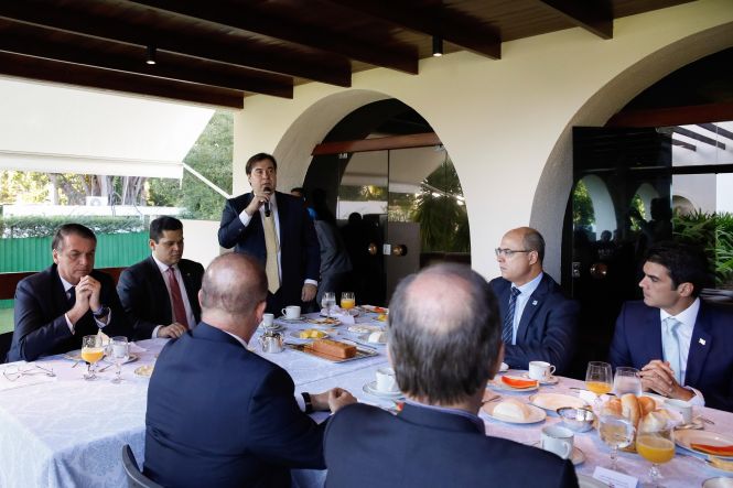 O governador Helder Barbalho participa, na manhã desta quarta-feira (8), de um café da manhã em Brasília (DF) com o presidente da República, Jair Bolsonaro, para definir as propostas do novo Pacto Federativo. O encontro ocorre na residência oficial do Senado Federal e é uma iniciativa do presidente da Casa, Davi Alcolumbre. Além de outros governadores estaduais, participam ainda o presidente da Câmara Federal, Rodrigo Maia, o ministro da Casa Civil, Onyx Lorenzoni, e líderes partidários.     
 (Brasília - DF, 08/05/2019) 

Foto: Carolina Antunes/PR
 <div class='credito_fotos'>Foto: Carolina Antunes / PR   |   <a href='/midias/2019/originais/508d2722-4195-4a56-ac04-b1af80545da3.jpg' download><i class='fa-solid fa-download'></i> Download</a></div>