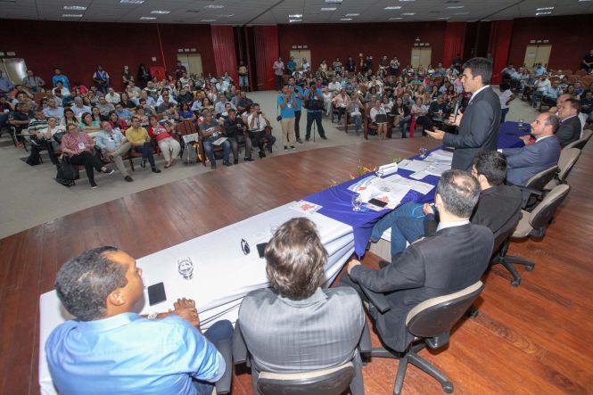 Durante dois dias, a cidade de Marabá, no Sudeste do Estado, esteve, mais uma vez, em destaque. A cidade sediou o I Encontro Regional de Educação e entregou a população 100 policiais militares, que a partir de hoje reforçarão a segurança do Estado. Nesta sexta-feira (03), no Centro de Convenções, ocorreu o encerramento do encontro e a solenidade de formatura dos novos soldados, que contou com a participação do governador do Estado, Helder Barbalho.

FOTO: MARCO SANTOS / AGÊNCIA PARÁ
DATA: 03.05.2019
BELÉM - PARÁ



 <div class='credito_fotos'>Foto: Marco Santos / Ag. Pará   |   <a href='/midias/2019/originais/509468a4-a62a-42e3-9a07-6be40a6dbd3d.jpg' download><i class='fa-solid fa-download'></i> Download</a></div>