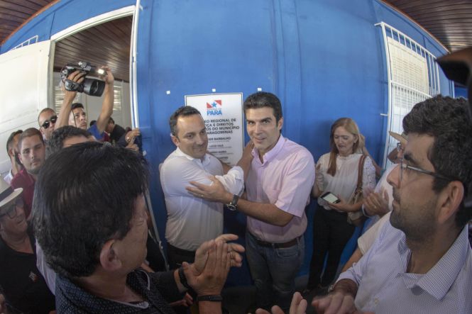 Os moradores de Paragominas contam agora com um núcleo regional da Secretaria de Estado de Justiça e Direitos Humanos (Sejudh), para emissão gratuita das Carteiras de Identidade e Trabalho. O Polo que foi inaugurado nesta sexta-feira (24), contou com a presença do Governador do Estado do Pará, Helder Barbalho, do Prefeito municipal de Paragominas, Paulo Tocantins e diversas autoridades estaduais e municipais. Ainda no município, o chefe do poder executivo visitou a feira de agronegócios Show Agro.

FOTO: MARCO SANTOS / AGÊNCIA PARÁ
DATA: 24.05.2019
PARAGOMINAS - PARÁ <div class='credito_fotos'>Foto: Marco Santos / Ag. Pará   |   <a href='/midias/2019/originais/509af969-b1bb-45cb-8abc-3e25a1395b64.jpg' download><i class='fa-solid fa-download'></i> Download</a></div>