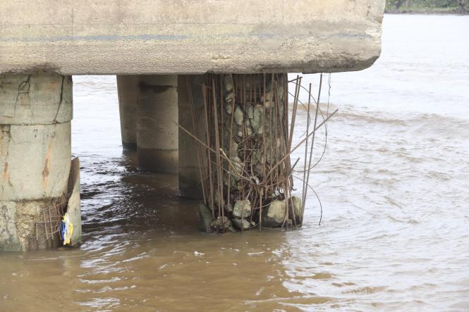 Acompanhado por secretários de Estado, deputados e técnicos da Secretaria de Estado de Trasportes (Detran), do Conselho Regional de Engenharia (Crea-PA) e do Corpo de Bombeiros, o governador Helder Barbalho vistoriou, na manhã deste sábado (26), a ponte Rio Moju, localizada no quilômetro 48 da Alça Viária. A estrutura, que é a segunda no sentido de quem vai de Moju para Belém, apresenta problemas de corrosão e de desgaste em pilares e estacas, além de uma dilatação um pouco maior do que o habitual entre dois blocos de concreto que compõem as pistas de rolamento. A situação tem preocupado moradores da área e usuários da ponte.

FOTO: MARCO SANTOS / AGÊNCIA PARÁ
BELÉM - PARÁ
DATA; 26.01.2019 <div class='credito_fotos'>Foto: Marco Santos / Ag. Pará   |   <a href='/midias/2019/originais/509e03f7-c090-4d09-8d23-38d71db4aa2c.jpg' download><i class='fa-solid fa-download'></i> Download</a></div>